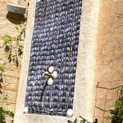 Création d'une fontaine originale avec décor en coquillages dans la cour de l'hôtel "La Maison d'Uzès (30)
