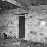 Gîte Le Vieux Frêne : Porte borgne et poutre gênante