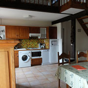 Gîte le vieux frêne : de keuken onder de mezzanine