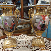 paire de vases ancien empire en porcelaine de Paris (1 accidenté)