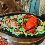 plat céramique relief poissons et crustacés