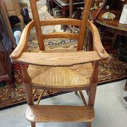 chaise ancienne d'enfant paillée et en bois