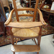 chaise ancienne d'enfant paillée et en bois