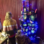 HERBSTPROJEKT - Wir bauen ein Halloween-Haus mit bewegten Figuren und Licht.