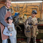 Vater-Kind-Nachmittag - Gemeinsames schmieden von Vätern mit ihren Kindern in der Kompetenz-Schmiede Harbut am 24. Mai 2025.