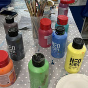 FRAUENARBEIT - Die gebrannten Tonsachen werden mit Acrylfarben bemalt.