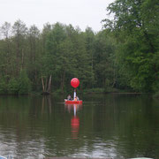 Nachdem der 150 cm Ballon mit Helium befüllt wurde, ruderte man auf den Tüschenbroicher Weiher hinaus, auf dass der Ballon ein Banderrole hochzog, auf der der Antrag an die Angebetete stand. Großartige Aktion!