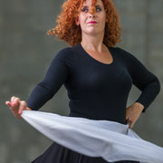 Movimento di danza pizzica tra le strutture di un'ex fonderia | Alessandro Tintori