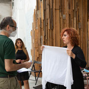 Fotografia di backstage di Luigi Larva sul set di Alessandro Tintori sulla Pizzica