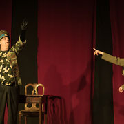 Fotografia di scena dello spettacolo teatrale Comedy Party al Teatro Caboto Kolbe | Alessandro Tintori