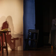 Fotografia di scena dello spettacolo teatrale "La chiamata d'emergenza" al Teatro Caboto Kolbe | Alessandro Tintori
