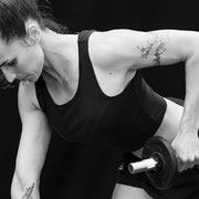 Shamiri®: fotografia in bianco e nero di Annalisa Loiodice mentre si allena in palestra | Alessandro Tintori