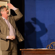 Fotografia di scena dello spettacolo teatrale "O la borsa o le corna" | Alessandro Tintori