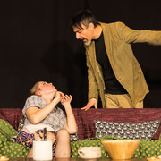 Fotografia di scena dello spettacolo teatrale "Fino all'ultimo sushi" | Alessandro Tintori
