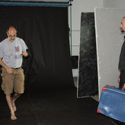 Backstage del set fotografico Julia e Alex, Alessandro Tintori al lavoro con lo staff e i soggetti.