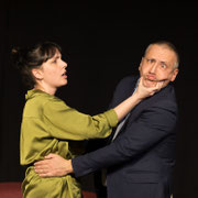 Fotografia di scena dello spettacolo teatrale Mai fidarsi di un uomo in mutande al Teatro Caboto Kolbe di Milano | Alessandro Tintori