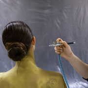 Backstage Golden Girl Arianna Lughi aerografo Annalisa Loiodice performer | Alessandro Tintori