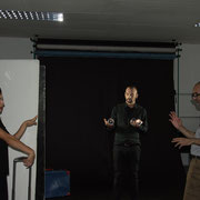 Backstage del set fotografico Julia e Alex, Alessandro Tintori al lavoro con lo staff e i soggetti.