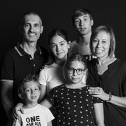 Ritratto fotografico solidale in bianco e nero progetto In Posa per l'Acqua