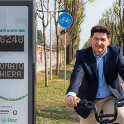 Ritratto a colori in esterni di Gianfranco Ginelli per la campagna elettorale