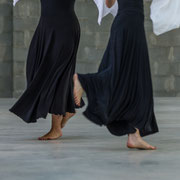 Movimento di danza pizzica tra le strutture di un'ex fonderia | Alessandro Tintori