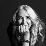 Ritratto fotografico solidale in bianco e nero progetto In Posa per l'Acqua