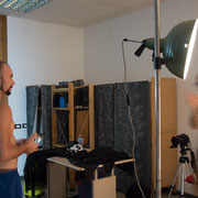Backstage del set fotografico Julia e Alex, Alessandro Tintori al lavoro con lo staff e i soggetti.