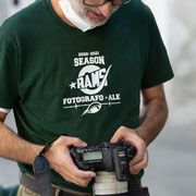 Fotografia di backstage di Luigi Larva sul set di Alessandro Tintori sulla Pizzica