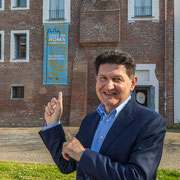 Ritratto a colori in esterni di Gianfranco Ginelli per la campagna elettorale