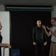 Backstage del set fotografico Julia e Alex, Alessandro Tintori al lavoro con lo staff e i soggetti.