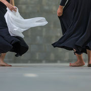 Movimento di danza pizzica tra le strutture di un'ex fonderia | Alessandro Tintori