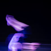 Fotografia a colori di danza contemporanea a teatro | Alessandro Galati per Alessandro Tintori