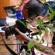 Fotografia di backstage di Mariona Olivella sul set di Broken Doll: Alessandro Tintori interagisce con il soggetto per studiare le pose.