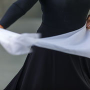 Movimento di danza pizzica tra le strutture di un'ex fonderia | Alessandro Tintori