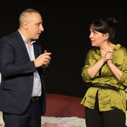 Fotografia di scena dello spettacolo teatrale Mai fidarsi di un uomo in mutande al Teatro Caboto Kolbe di Milano | Alessandro Tintori