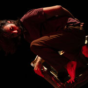Fotografia a colori di danza contemporanea a teatro | Alessandro Galati per Alessandro Tintori