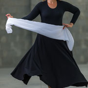 Movimento di danza pizzica tra le strutture di un'ex fonderia | Alessandro Tintori