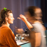 Backstage del set fotografico Julia e Alex, Alessandro Tintori al lavoro con lo staff e i soggetti.