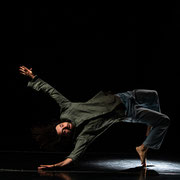 Fotografia a colori di danza contemporanea a teatro | Alessandro Galati per Alessandro Tintori