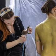 Backstage Golden Girl Arianna Lughi aerografo Annalisa Loiodice performer | Alessandro Tintori