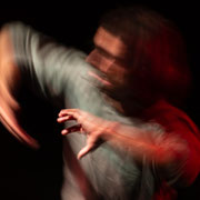 Fotografia a colori di danza contemporanea a teatro | Alessandro Galati per Alessandro Tintori
