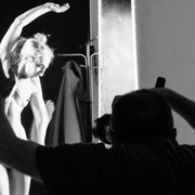 Fotografia di backstage di Claudio Gioffrè del set di Alessandro Tintori con Alice Viganò