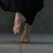 Movimento di danza pizzica tra le strutture di un'ex fonderia | Alessandro Tintori