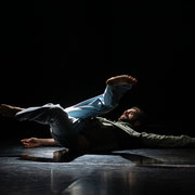 Fotografia a colori di danza contemporanea a teatro | Alessandro Galati per Alessandro Tintori