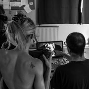 Fotografia di backstage di Riccardo Berni del set di Alessandro Tintori con Alice Viganò