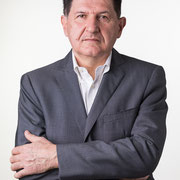 Ritratto in sala posa di Gianfranco Ginelli per la campagna elettorale