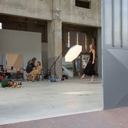 Fotografia di backstage di Luigi Larva sul set di Alessandro Tintori sulla Pizzica