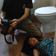 Fotografia di backstage di Mariona Olivella sul set di Broken Doll: Alessandro Tintori interagisce con il soggetto per studiare le pose.