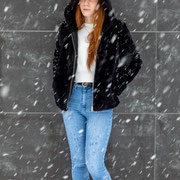 Ritratto a colori in esterni sotto la neve di Elisa Albanese | Alessandro Tintori