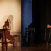 Fotografia di scena dello spettacolo teatrale "La chiamata d'emergenza" al Teatro Caboto Kolbe | Alessandro Tintori
